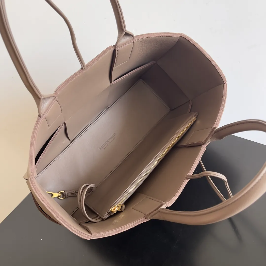 Batch 2120 30cm 𝗕𝗼𝘁𝘁𝗲𝗴𝗮 𝗩𝗲𝗻𝗲𝘁𝗮 ✨Extra large rectangular tote bag. Traditional woven elements, Intrecciato woven imported cow leather tote handbag with small card holder inside and connectable buckle inside. The whole bag is hand-woven from lambskin. 🌈Only make the highest-end products in the market, welcome to compare Size: 30*20*11.5cm Model: 652867.  Delivered from the factory with complete packaging